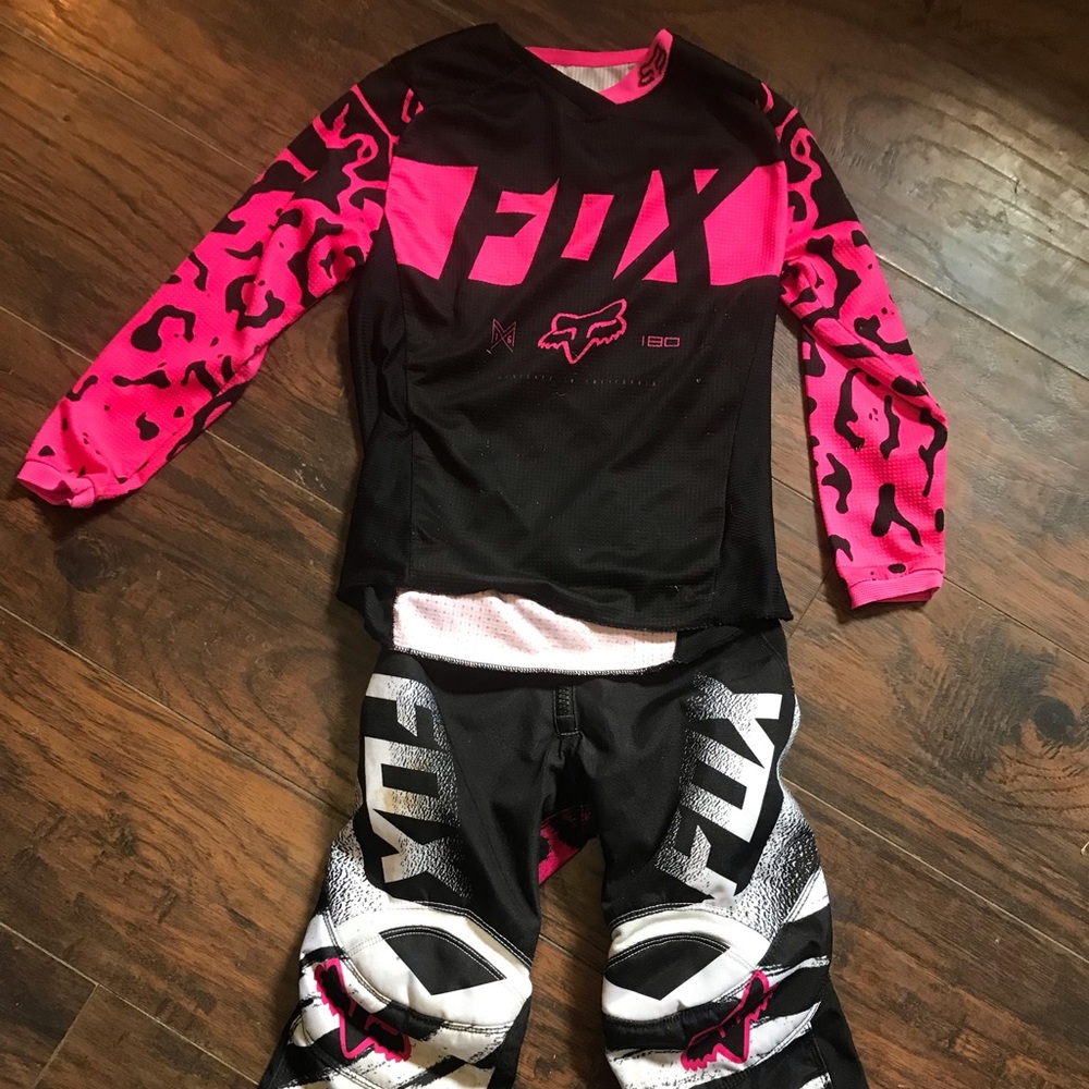 Size 5 youth ridding gear would say it fits 4-6 years olds